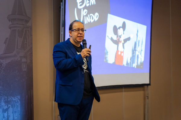 18º Congresso: Marcus Bernardes revela como o “Jeito Disney” pode transformar o atendimento nas escolas